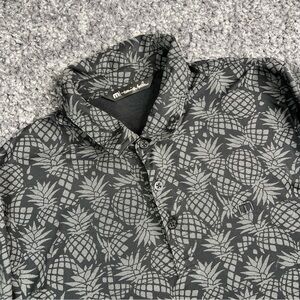 Travis Mathew Shirt Mens Medium Black Gray Pineapple Print Golf Casual Polo
